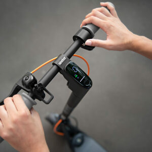 Ninebot KickScooter F30-F40_Lifestyle picture_Coloured dashboard