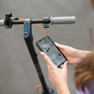 Ninebot KickScooter F30-F40_Lifestyle picture_Connected mobile APP